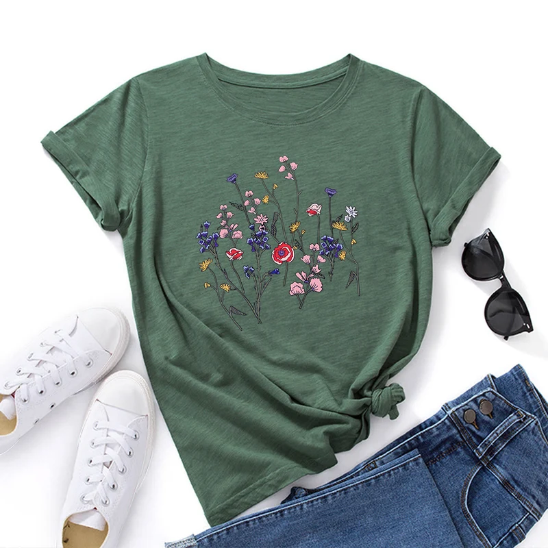 T-Shirt mit frischem Blumenmuster in Übergröße