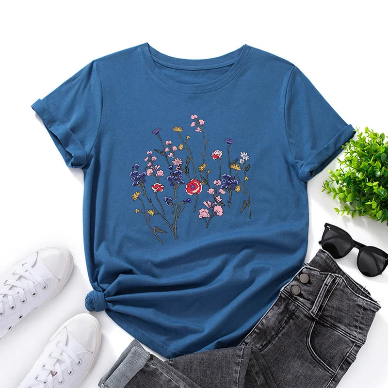 T-Shirt mit frischem Blumenmuster in Übergröße