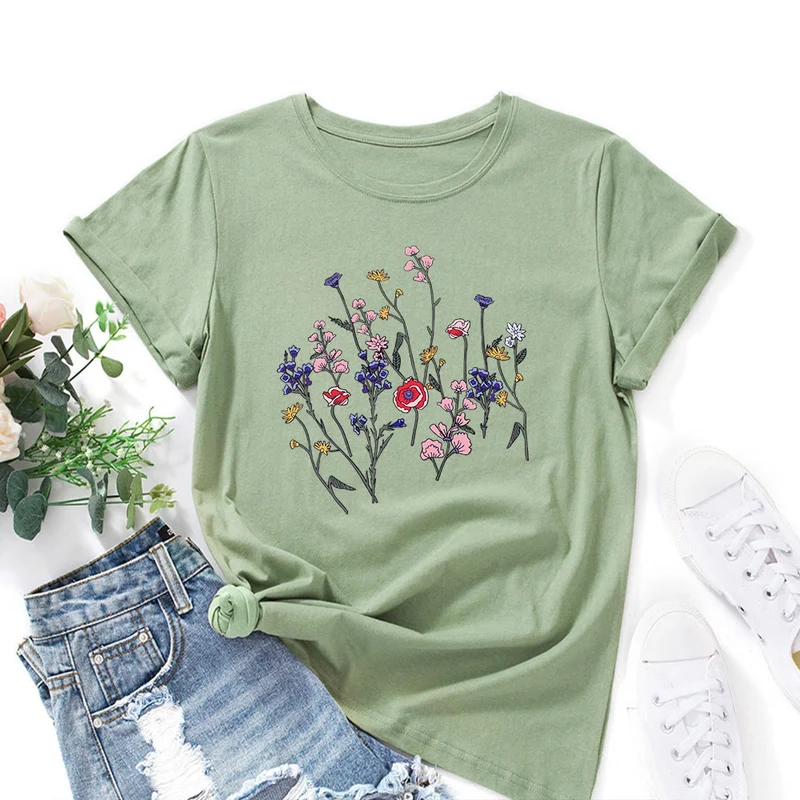 T-Shirt mit frischem Blumenmuster in Übergröße