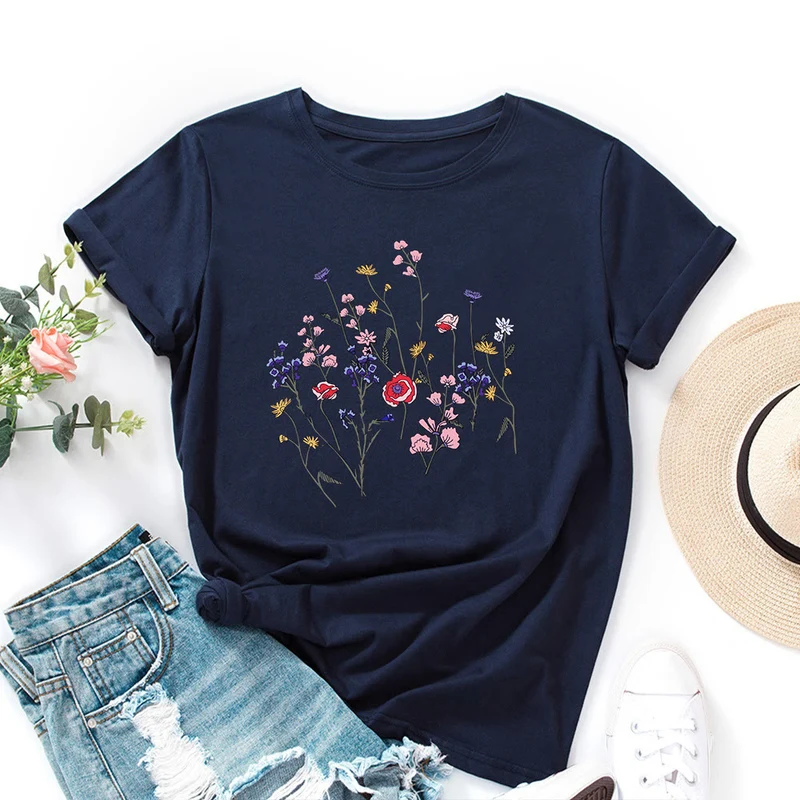 T-Shirt mit frischem Blumenmuster in Übergröße