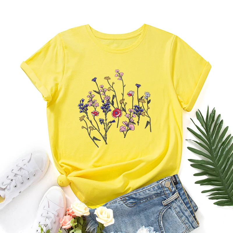 T-Shirt mit frischem Blumenmuster in Übergröße