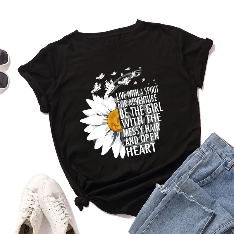 Kurzärmliges T-Shirt mit Blumen- und Buchstabenmuster in Übergröße