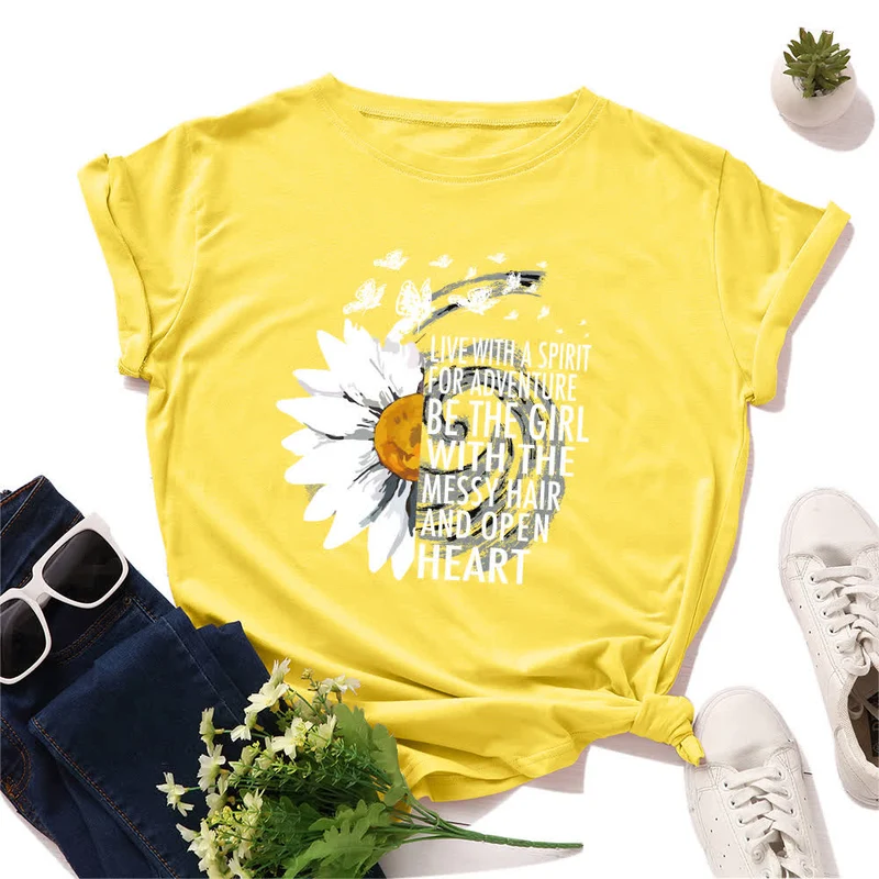 Kurzärmliges T-Shirt mit Blumen- und Buchstabenmuster in Übergröße