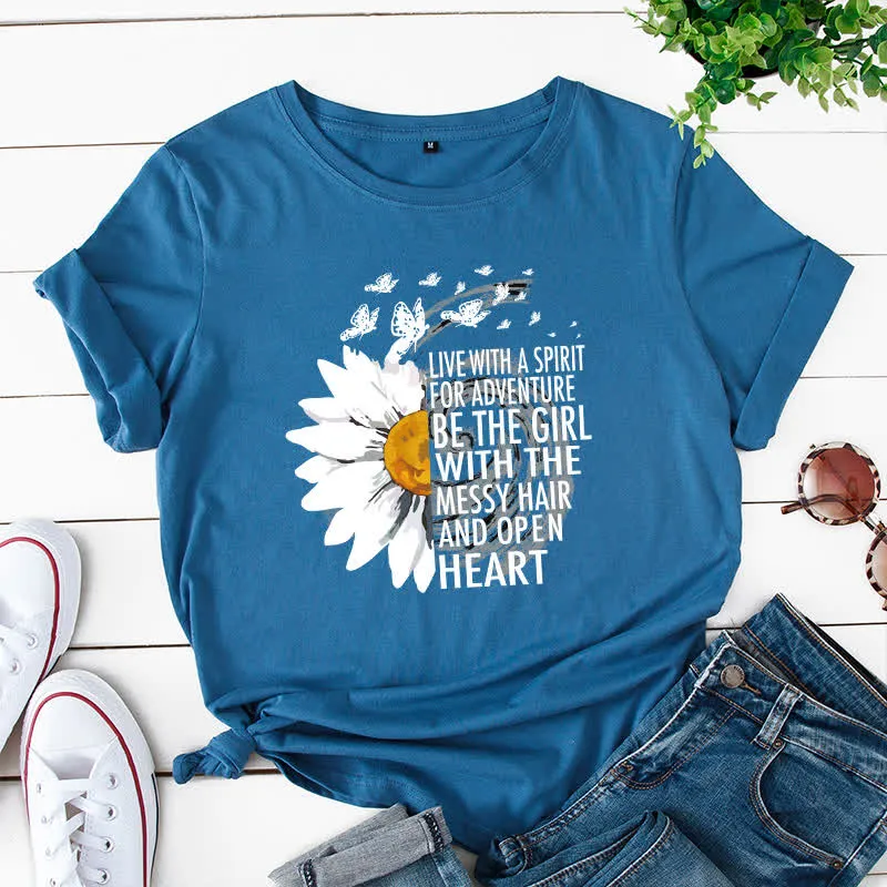 Kurzärmliges T-Shirt mit Blumen- und Buchstabenmuster in Übergröße
