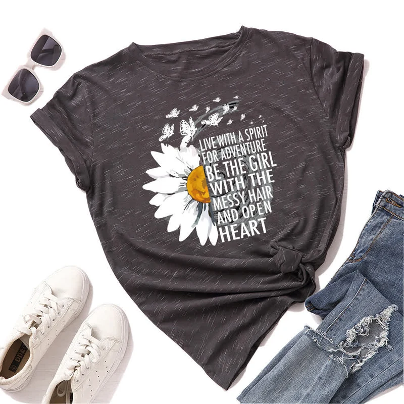 Kurzärmliges T-Shirt mit Blumen- und Buchstabenmuster in Übergröße