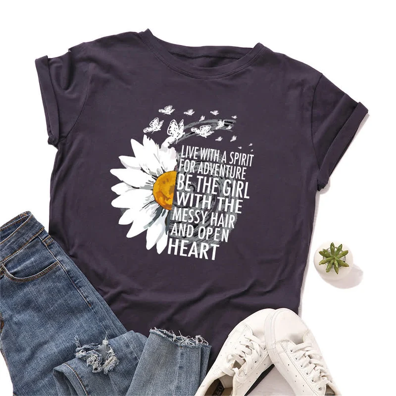 Kurzärmliges T-Shirt mit Blumen- und Buchstabenmuster in Übergröße