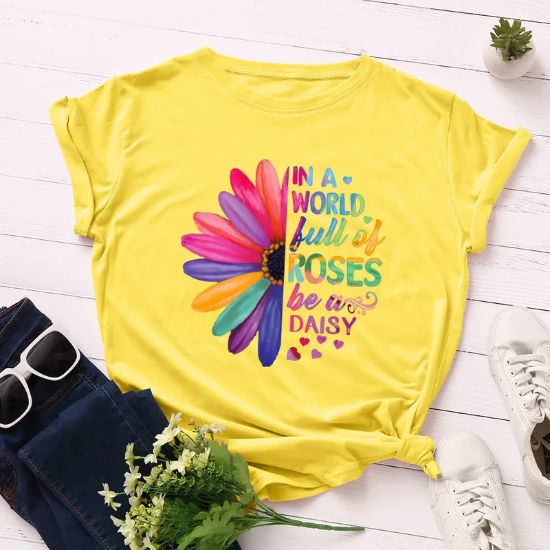 Kurzärmliges T-Shirt mit Gänseblümchen-Print in Übergröße