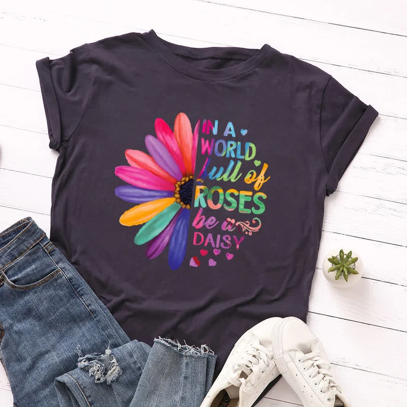 Kurzärmliges T-Shirt mit Gänseblümchen-Print in Übergröße