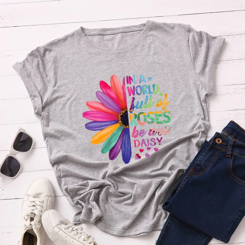 Kurzärmliges T-Shirt mit Gänseblümchen-Print in Übergröße