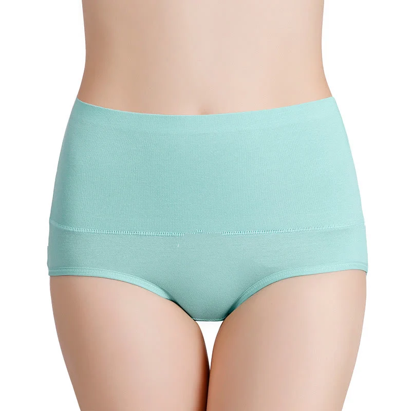 Set mit kabellosen BHs und hochgeschnittenem Slip