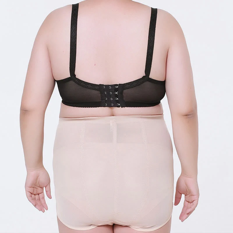 Set aus Spitzen-BHs und Höschen