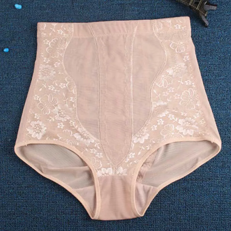Set aus Spitzen-BHs und Höschen