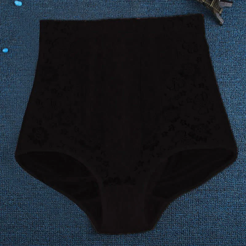 Set aus Spitzen-BHs und Höschen