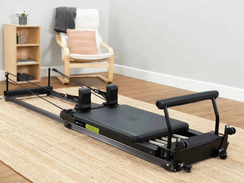 Pilates Metro IQ Reformer mit "Library wheels", black- (aufrechte Lagerung)