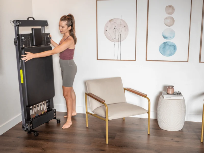 Pilates Metro IQ Reformer mit "Library wheels", black- (aufrechte Lagerung)