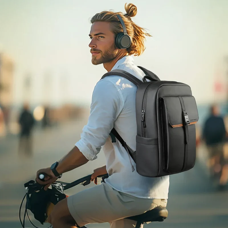 Camp Basel | Pavone Wasserabweisender Laptop-Rucksack mit Klappverschluss
