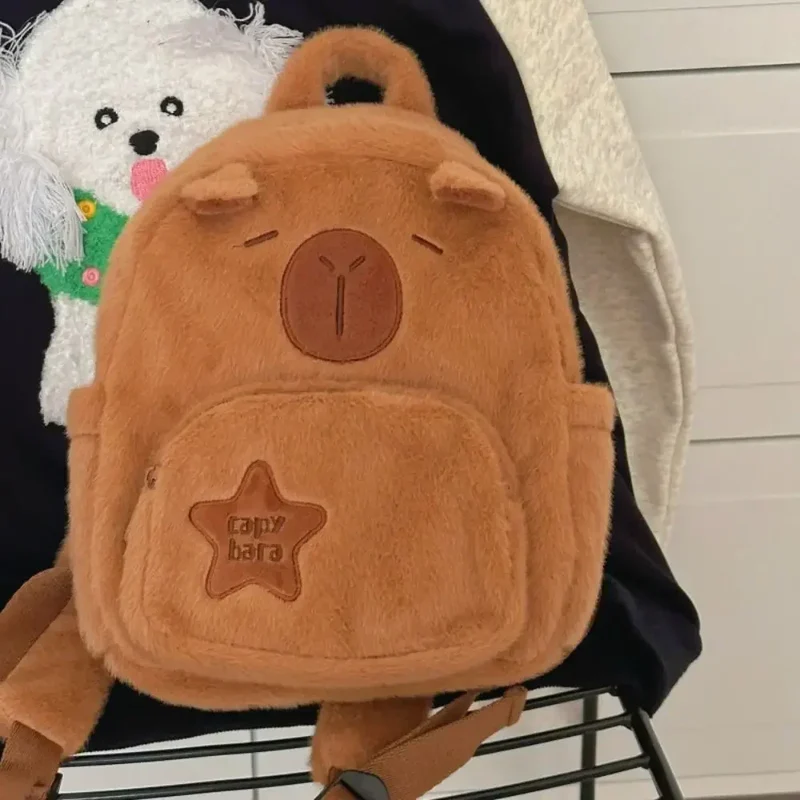 Camp Basel | Capyraffy Plüsch-Rucksack aus Kunstfell