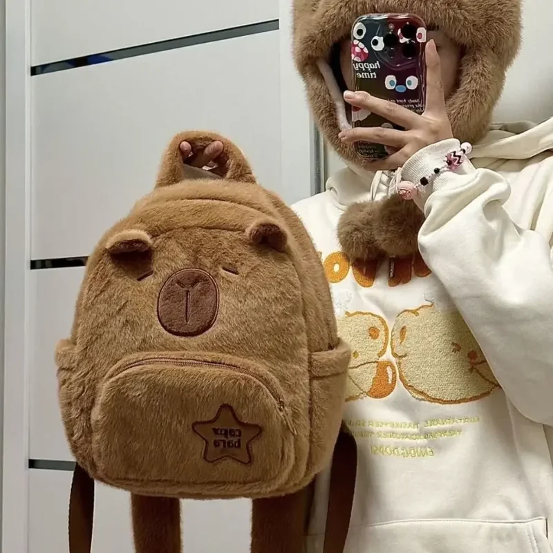Camp Basel | Capyraffy Plüsch-Rucksack aus Kunstfell