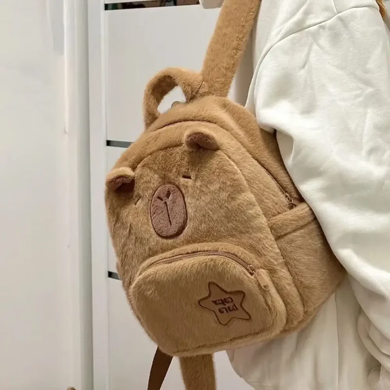 Camp Basel | Capyraffy Plüsch-Rucksack aus Kunstfell