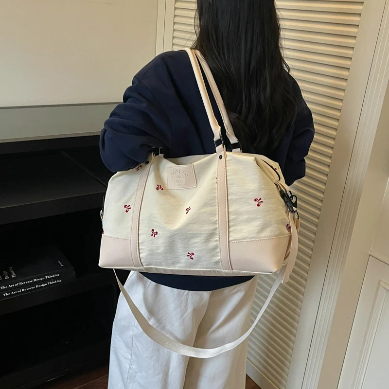 Sportliche Reisetasche mit elegantem Design und multifunktionalen Taschen Skanto