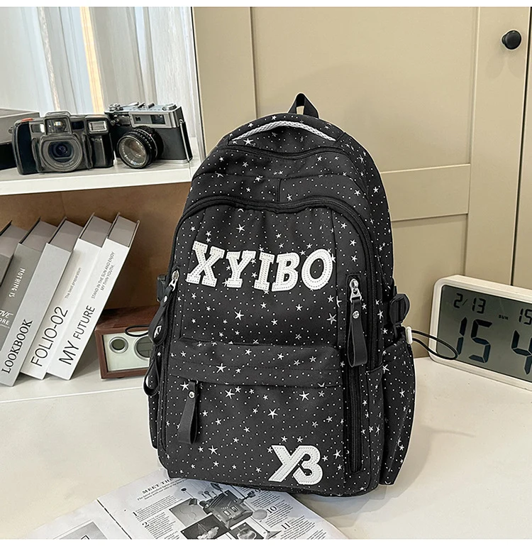 Schulrucksack mit Sternenverzierung und vielen Fächern