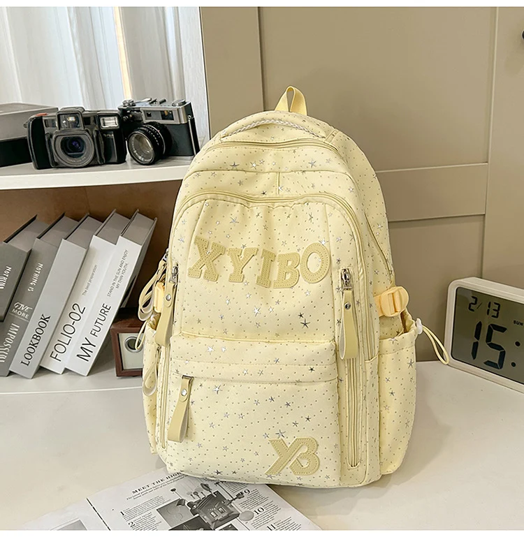 Schulrucksack mit Sternenverzierung und vielen Fächern