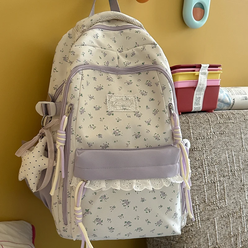 Eleganter Schulrucksack mit Blumendruck und mehreren Fächern