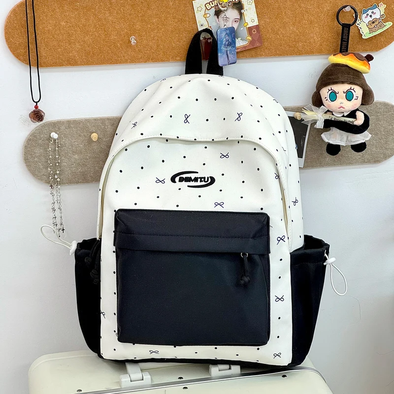 Moderner Schulrucksack mit mehreren Fächern