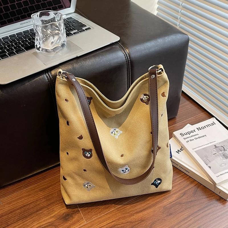 Lustiger Schulrucksack mit gesticktem Charakter