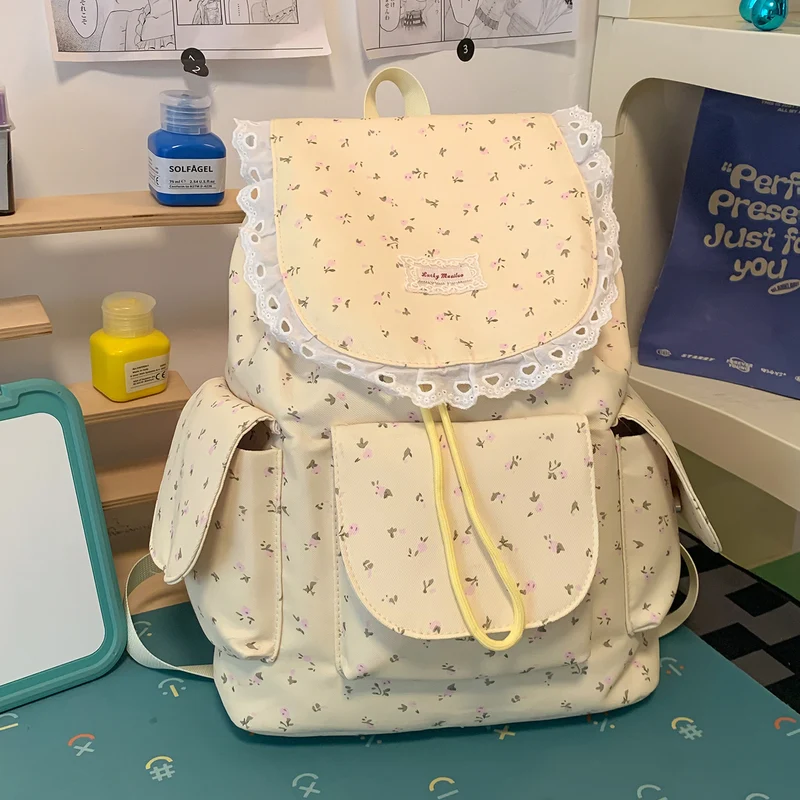 Schulrucksack mit Blumenmuster und Rüschen