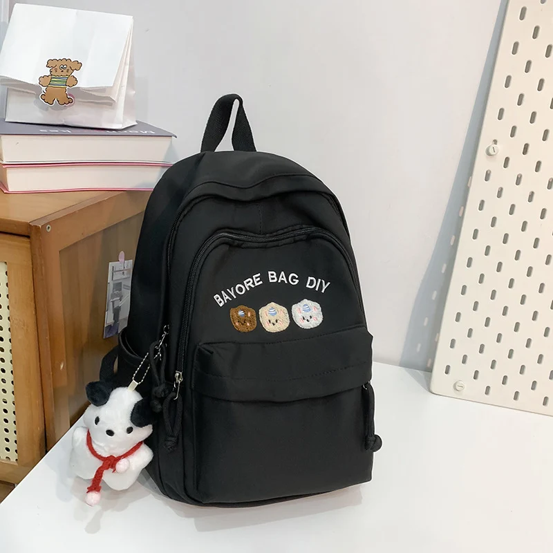 Dekorative, bestickte Schultasche