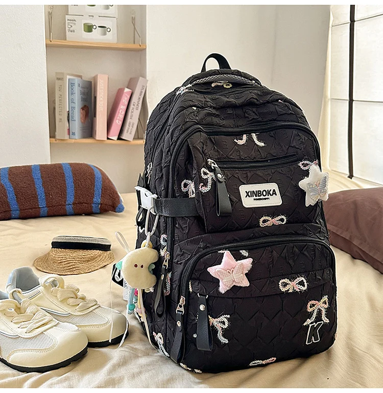 Dekorativer, gesteppter Schulrucksack mit Verzierungen
