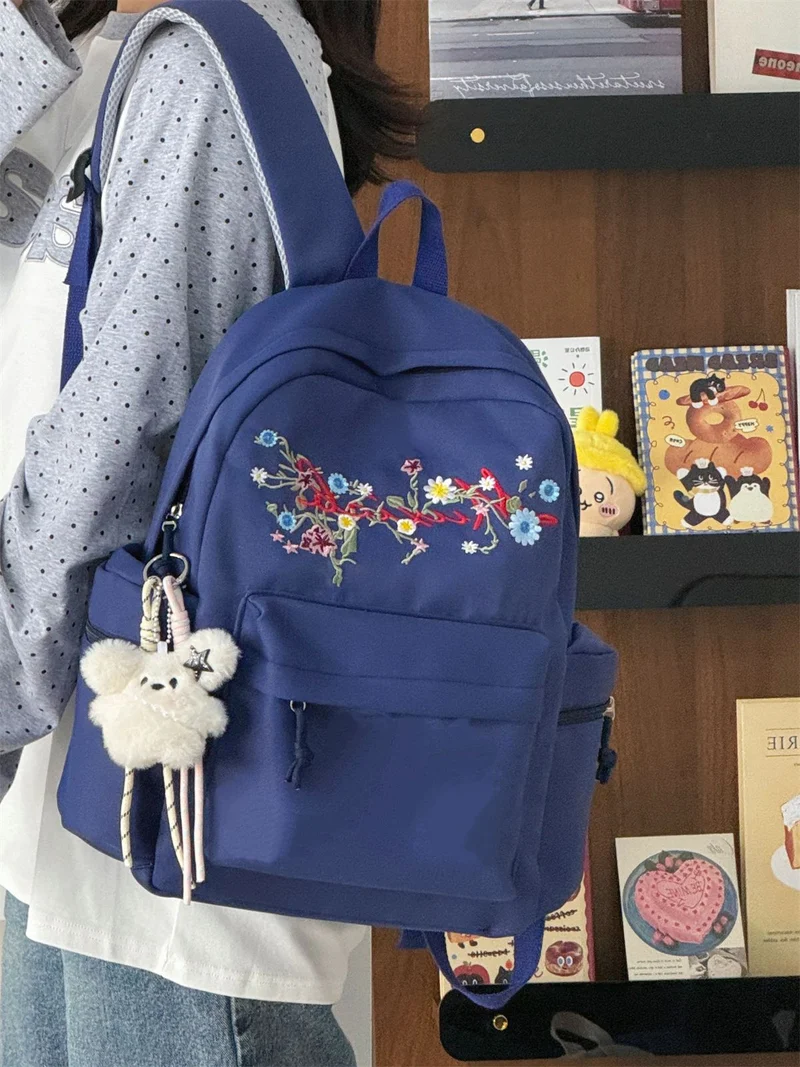Bestickter Schulrucksack mit Blumenmuster