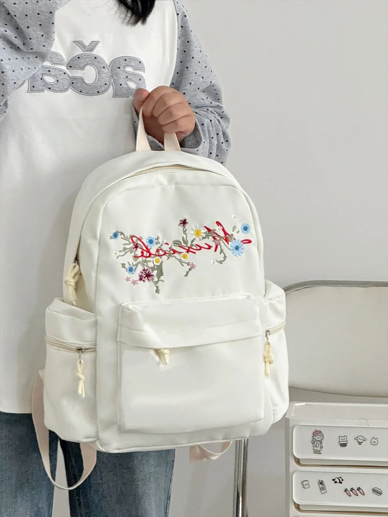 Bestickter Schulrucksack mit Blumenmuster