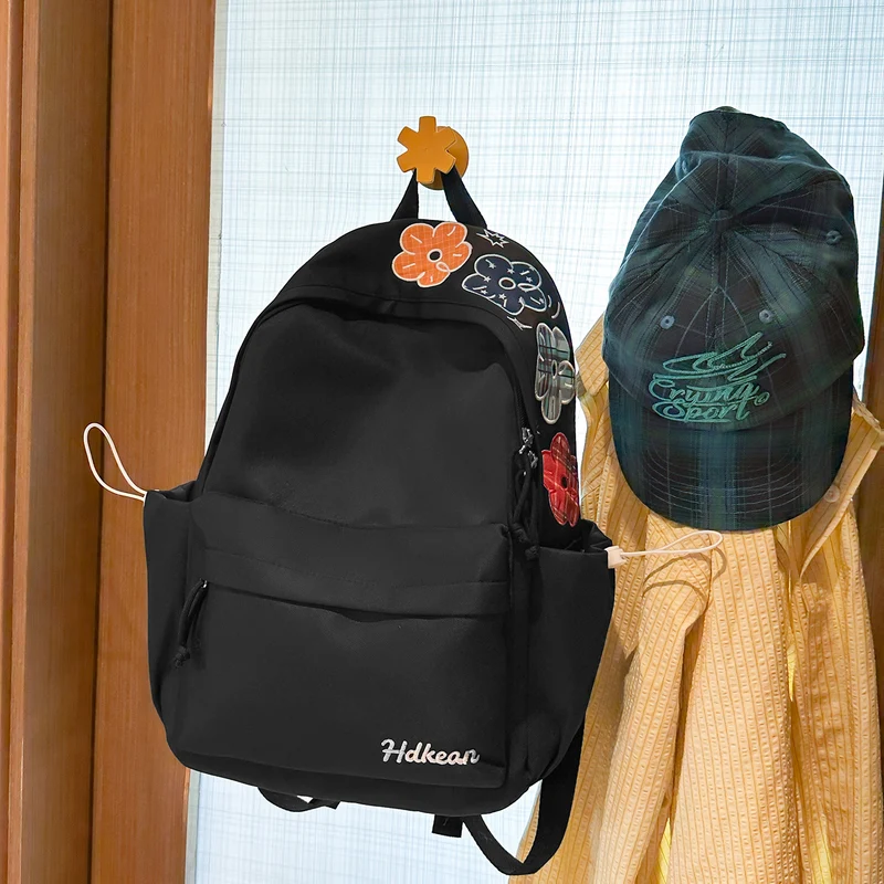 Blumig verzierter, lockerer Schulrucksack