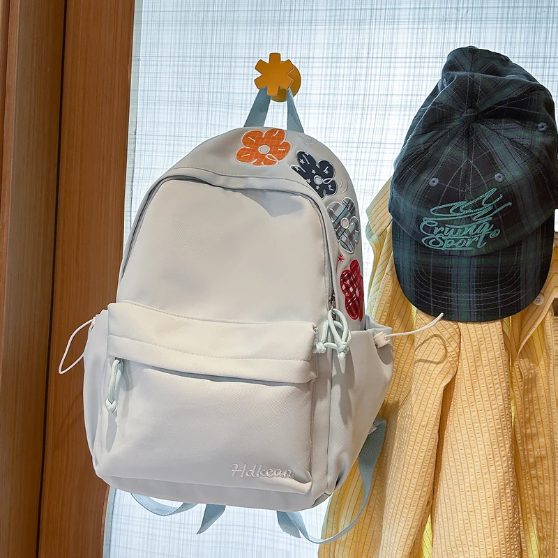 Blumig verzierter, lockerer Schulrucksack