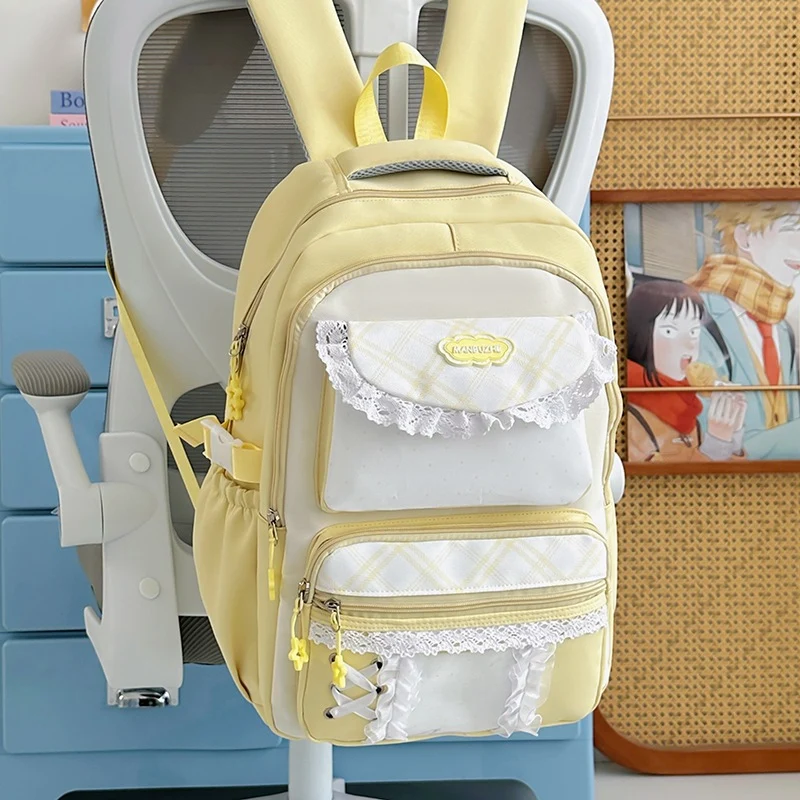 Modischer Schulrucksack mit Rüschenklappe