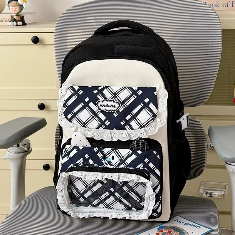 Niedlicher karierter Schulrucksack mit vielen Fächern