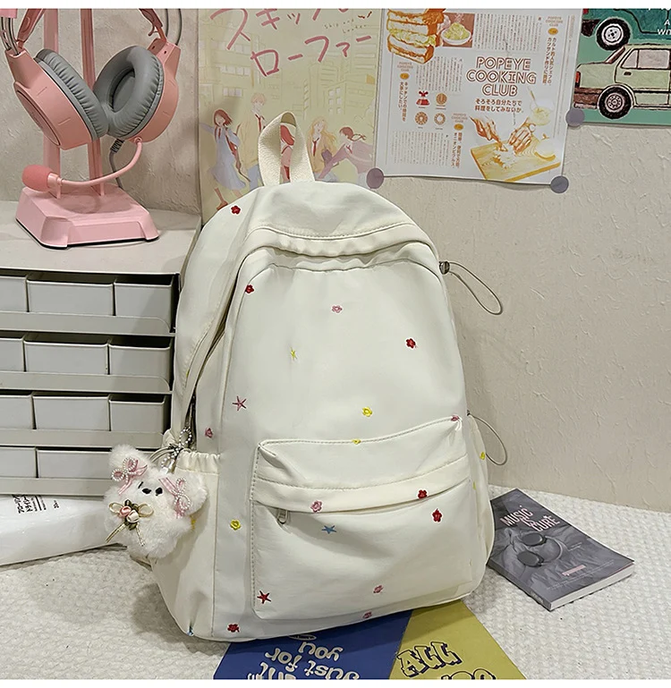 Bestickter Schulrucksack mit Muster