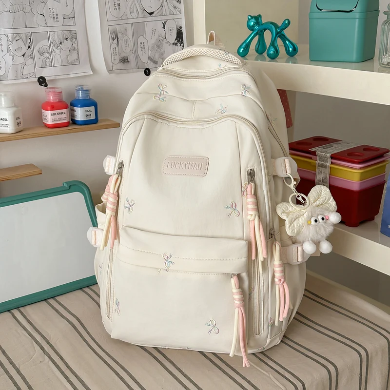 Bestickter Schulrucksack mit vielen Taschen