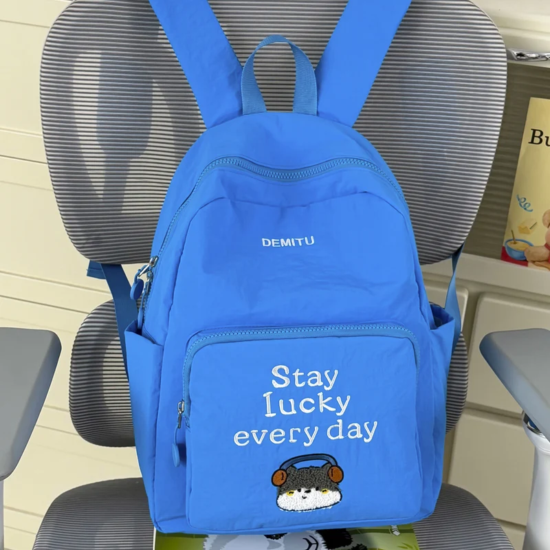 Bestickter Schulrucksack mit lustigem Charakter