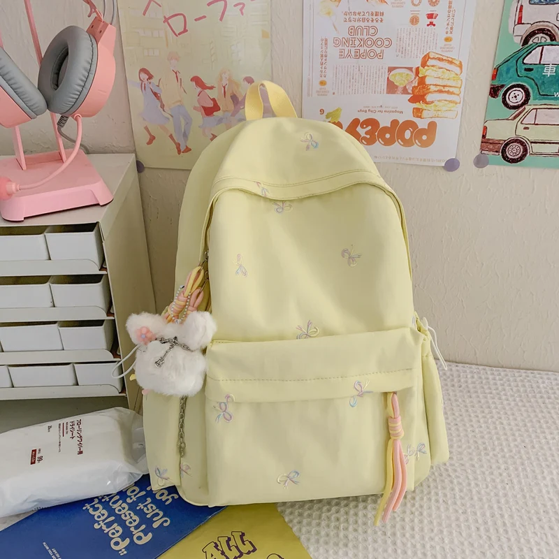 Bestickter Schulrucksack mit Blumenmuster