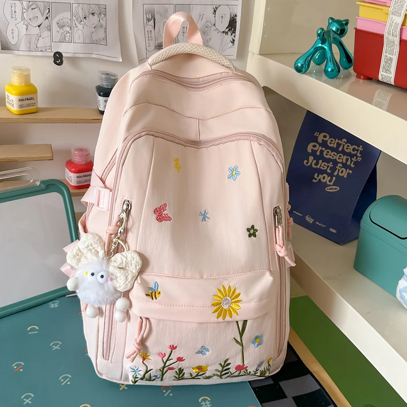 Bestickter Schulrucksack mit Blumendetail