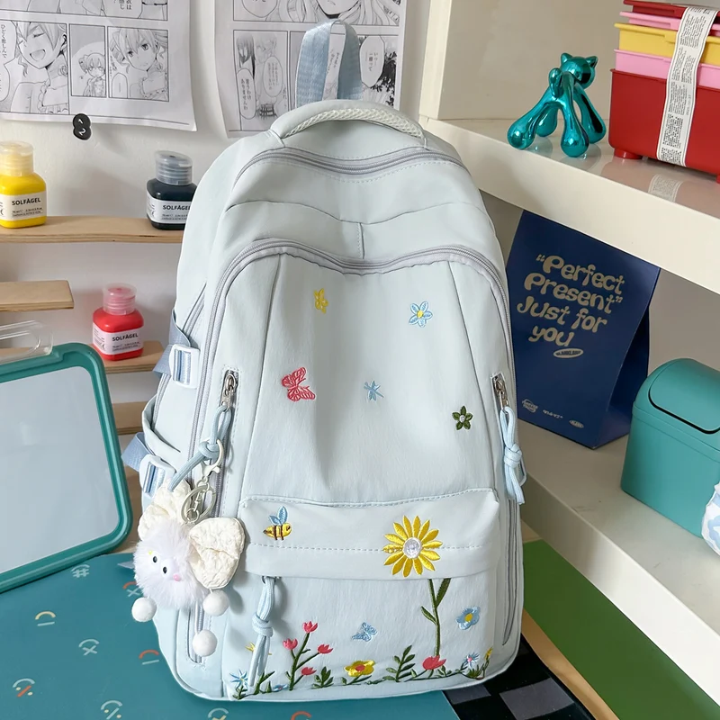 Bestickter Schulrucksack mit Blumendetail