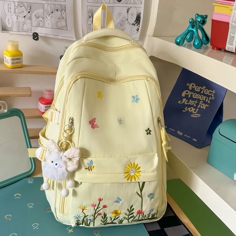 Bestickter Schulrucksack mit Blumendetail