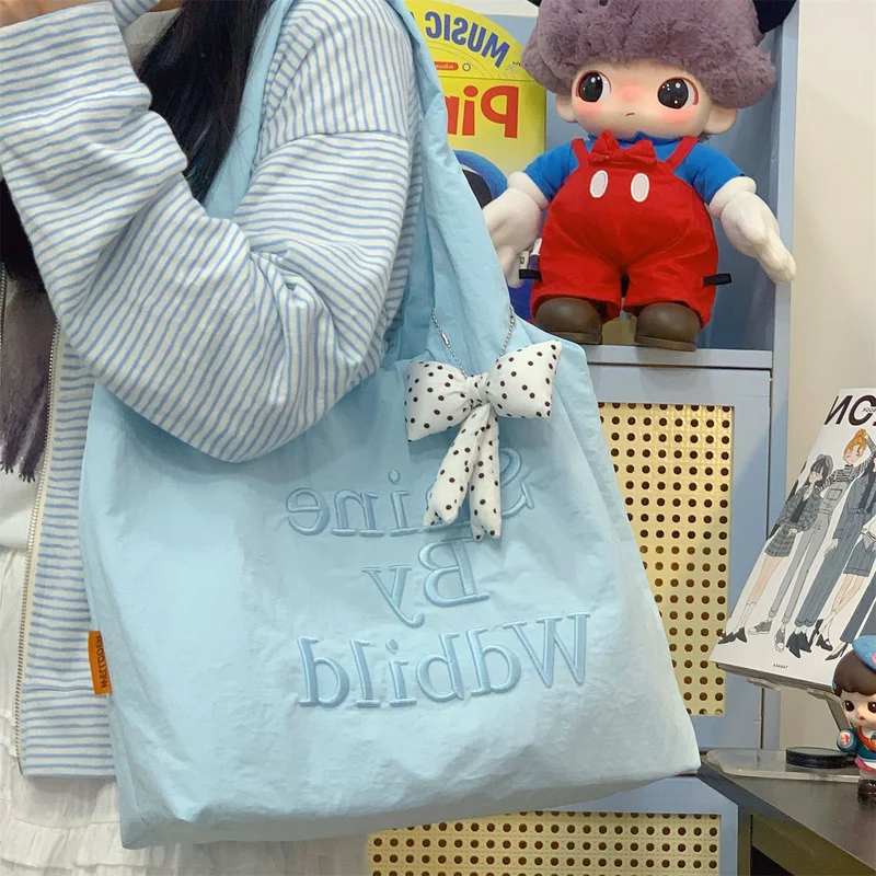 Klassische Schultasche mit Schleifendetail
