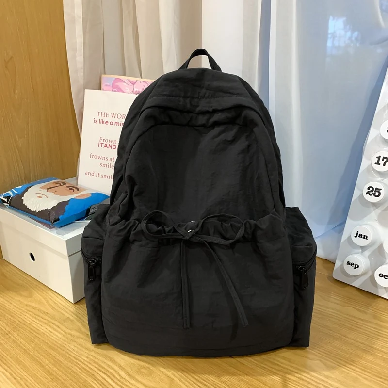 Klassischer Schulrucksack mit Schleifendetail