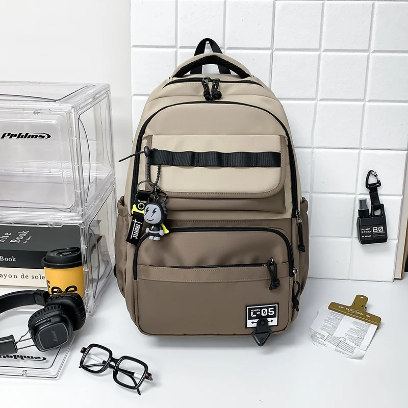 Vielseitiger urbaner Schulrucksack mit mehreren Taschen