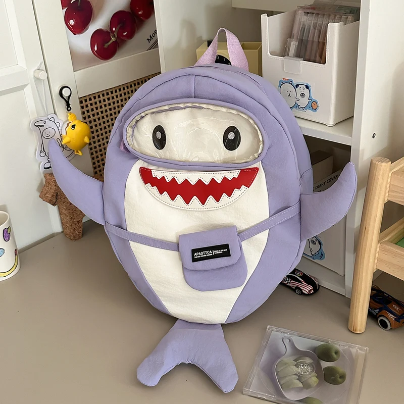 Süßer Schulrucksack in Haifischform