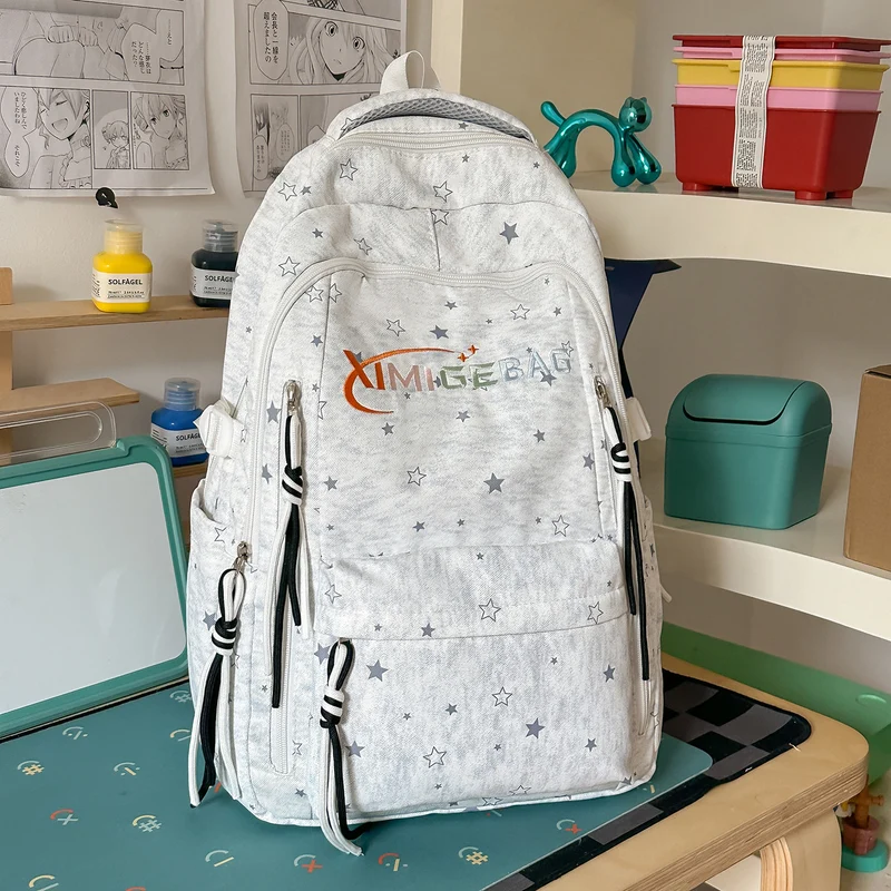 Schulrucksack mit Sternmuster und mehreren Fächern
